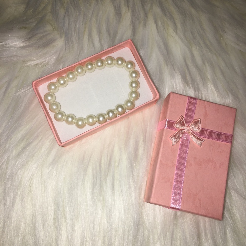 NWT!! Clivia Natural Elastic White Beaded Bracelet